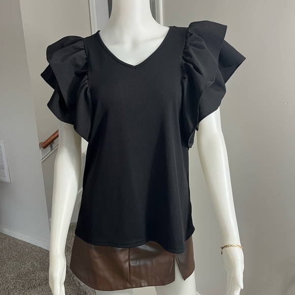 Ribbed V-Neck top with ruffle sleeve detail in black size large - Picture 1 of 9